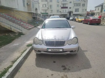 Mercedes-Benz C 180 2001 года за 2 400 000 тг. в Атырау – фото 2