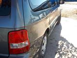 Kia Carnival 2002 года за 1 500 000 тг. в Жетысай – фото 2