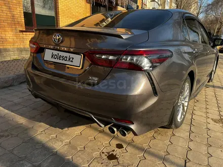 Toyota Camry 2021 года за 14 500 000 тг. в Уральск – фото 3