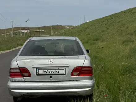 Mercedes-Benz E 230 1996 года за 1 650 000 тг. в Тараз – фото 4