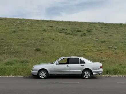 Mercedes-Benz E 230 1996 года за 1 650 000 тг. в Тараз – фото 2