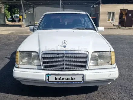 Mercedes-Benz E 220 1995 года за 2 200 000 тг. в Тараз – фото 2