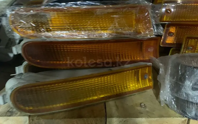 Поворотник в бампер Рав 4 до рест желтый за 10 000 тг. в Алматы