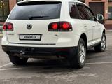 Volkswagen Touareg 2008 года за 6 490 000 тг. в Астана – фото 4