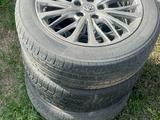 Шины с дисками Тойота Камри 70 за 350 000 тг. в Алматы – фото 2