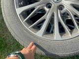 Шины с дисками Тойота Камри 70 за 350 000 тг. в Алматы – фото 4