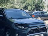 Toyota RAV4 2019 года за 13 900 000 тг. в Актау