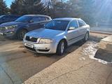 Skoda Superb 2003 года за 2 350 000 тг. в Актобе – фото 2