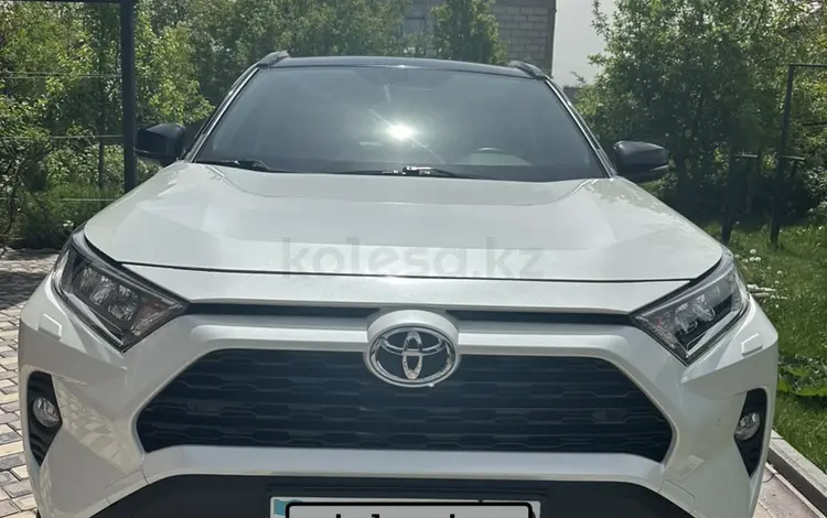Toyota RAV4 2021 года за 18 900 000 тг. в Алматы