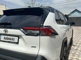 Toyota RAV4 2021 года за 19 300 000 тг. в Алматы – фото 5