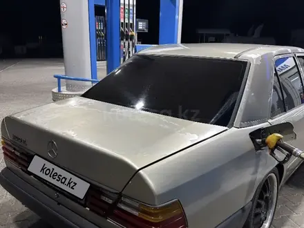 Mercedes-Benz E 320 1989 года за 1 100 000 тг. в Шымкент – фото 4