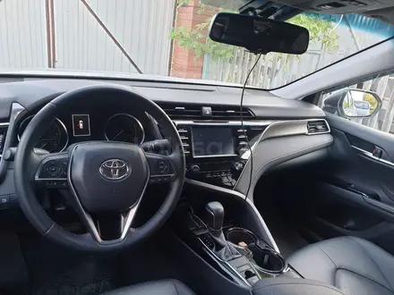 Toyota Camry 2019 года за 11 200 000 тг. в Атырау – фото 3