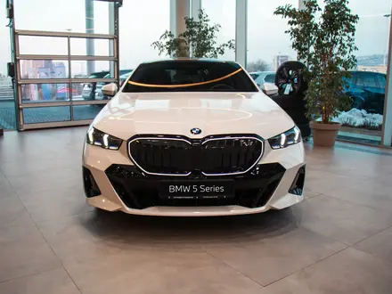 BMW 530 XDrive 2025 года за 49 000 000 тг. в Алматы – фото 2