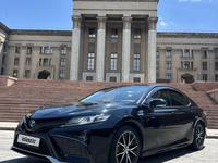 Toyota Camry 2021 года за 14 200 000 тг. в Алматы