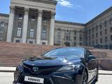 Toyota Camry 2021 года за 14 200 000 тг. в Алматы – фото 2