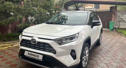 Toyota RAV4 2019 года за 15 200 000 тг. в Алматы