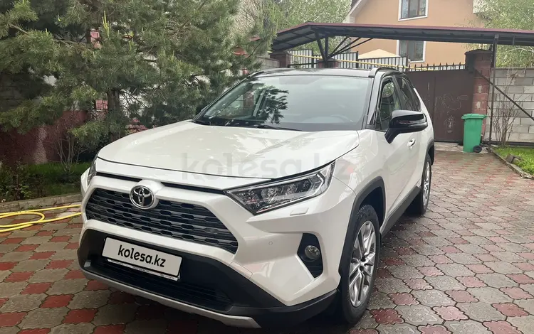 Toyota RAV4 2019 года за 16 300 000 тг. в Алматы