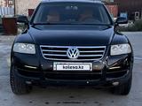 Volkswagen Touareg 2003 года за 2 850 000 тг. в Атырау – фото 2