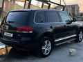 Volkswagen Touareg 2003 года за 2 850 000 тг. в Атырау – фото 3