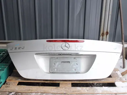 Крышка багажника Mercedes w211 за 18 000 тг. в Алматы