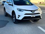 Toyota RAV4 2018 годаfor9 500 000 тг. в Атырау