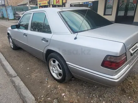 Mercedes-Benz E 220 1994 года за 2 600 000 тг. в Шымкент – фото 4