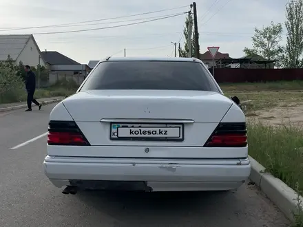 Mercedes-Benz E 220 1993 года за 1 350 000 тг. в Конаев (Капшагай) – фото 7