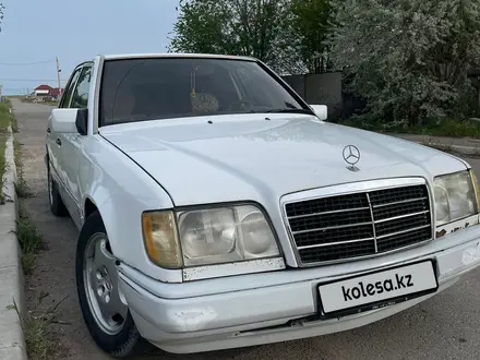 Mercedes-Benz E 220 1993 года за 1 350 000 тг. в Конаев (Капшагай) – фото 8