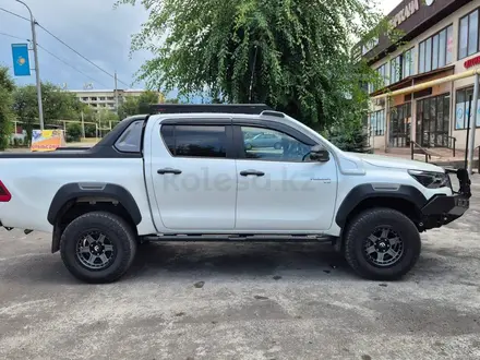 Toyota Hilux 2022 года за 29 000 000 тг. в Алматы – фото 3