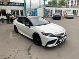 Toyota Camry 2022 года за 18 500 000 тг. в Алматы – фото 2