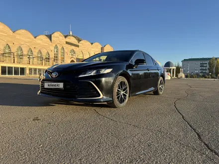 Toyota Camry 2022 года за 15 000 000 тг. в Уральск – фото 2