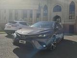 Toyota Camry 2018 года за 8 800 000 тг. в Атырау