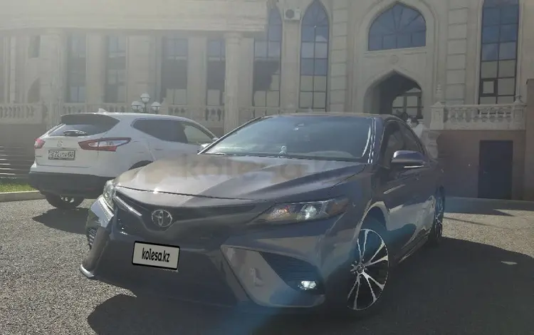 Toyota Camry 2018 года за 8 800 000 тг. в Атырау