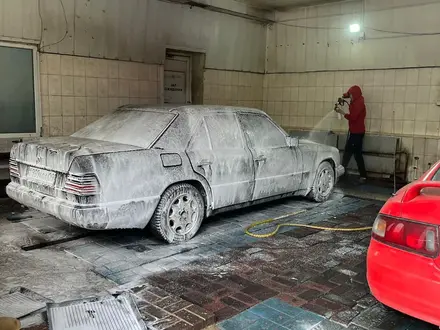 Mercedes-Benz E 200 1991 года за 1 500 000 тг. в Караганда – фото 2