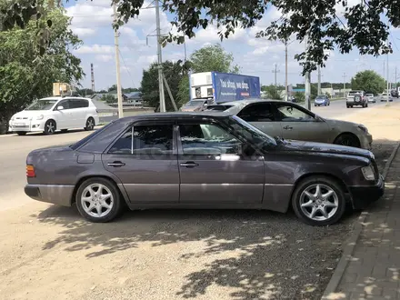 Mercedes-Benz E 200 1992 года за 1 850 000 тг. в Актобе – фото 3