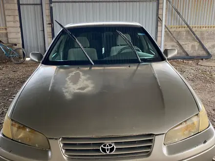 Toyota Camry 1999 года за 3 100 000 тг. в Алматы – фото 2