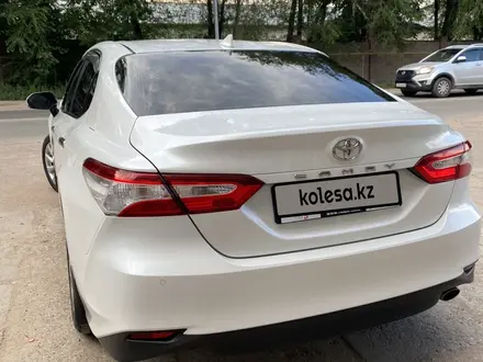 Toyota Camry 2018 года за 12 000 000 тг. в Алматы – фото 17