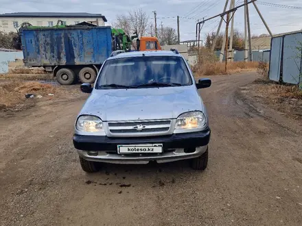 Chevrolet Niva 2007 года за 1 400 000 тг. в Уральск – фото 2