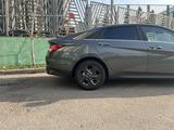 Hyundai Elantra 2023 годаfor11 499 999 тг. в Алматы – фото 4