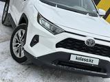 Toyota RAV4 2019 года за 13 800 000 тг. в Атырау – фото 2