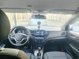 Hyundai Accent 2022 года за 8 700 000 тг. в Караганда – фото 2