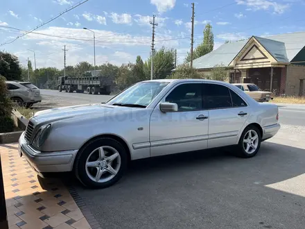 Mercedes-Benz E 320 1997 года за 3 700 000 тг. в Шымкент – фото 2