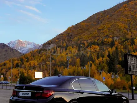 BMW 750 2015 года за 13 800 000 тг. в Шымкент – фото 2