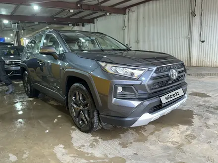 Toyota RAV4 2023 года за 20 200 000 тг. в Уральск – фото 3