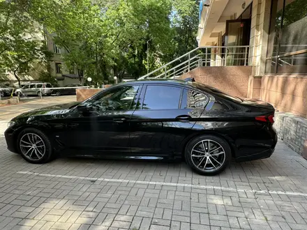 BMW 520 2023 года за 28 500 000 тг. в Алматы – фото 3