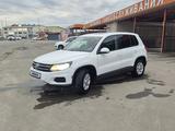 Volkswagen Tiguan 2013 года за 5 500 000 тг. в Атырау – фото 2