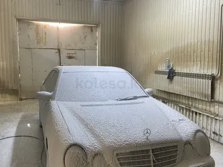 Mercedes-Benz E 320 1999 года за 4 200 000 тг. в Жанаозен – фото 2