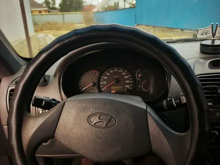 Hyundai Accent 2005 года за 2 000 000 тг. в Актобе – фото 5