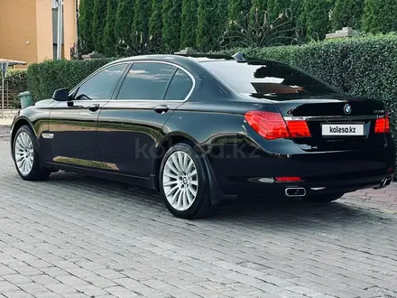 BMW 750 2012 года за 13 000 000 тг. в Алматы – фото 3