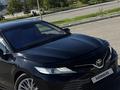 Toyota Camry 2018 года за 10 900 000 тг. в Уральск – фото 2